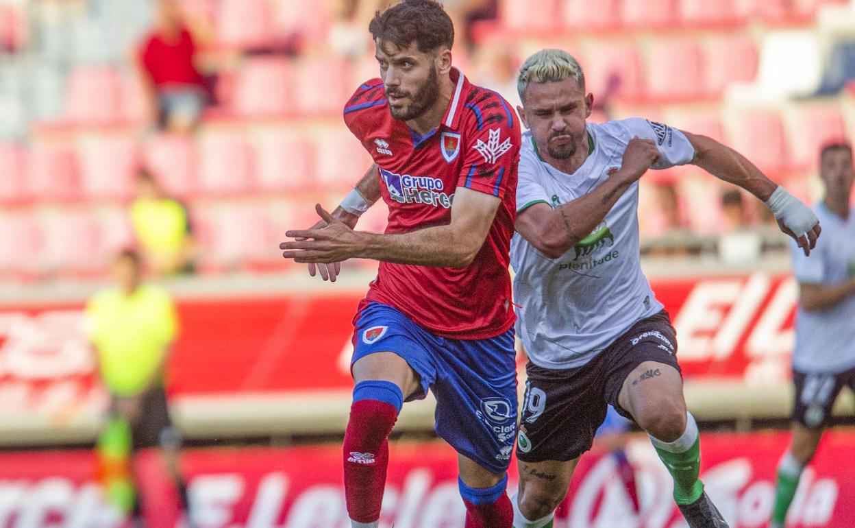 Matheus Aiás lucha por el balón con un jugador del Numancia. El brasileño trabajó a destajo en la primera parte.