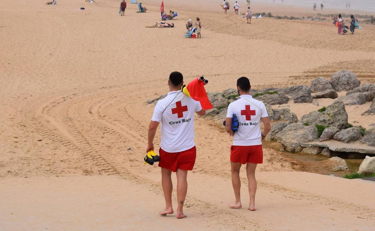 El servicio de socorrismo en las playas de Piélagos estará operativo diariamente hasta mediados de septiembre.