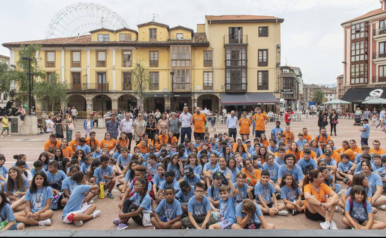 Imagen de los escolares y organizadores del campamento.