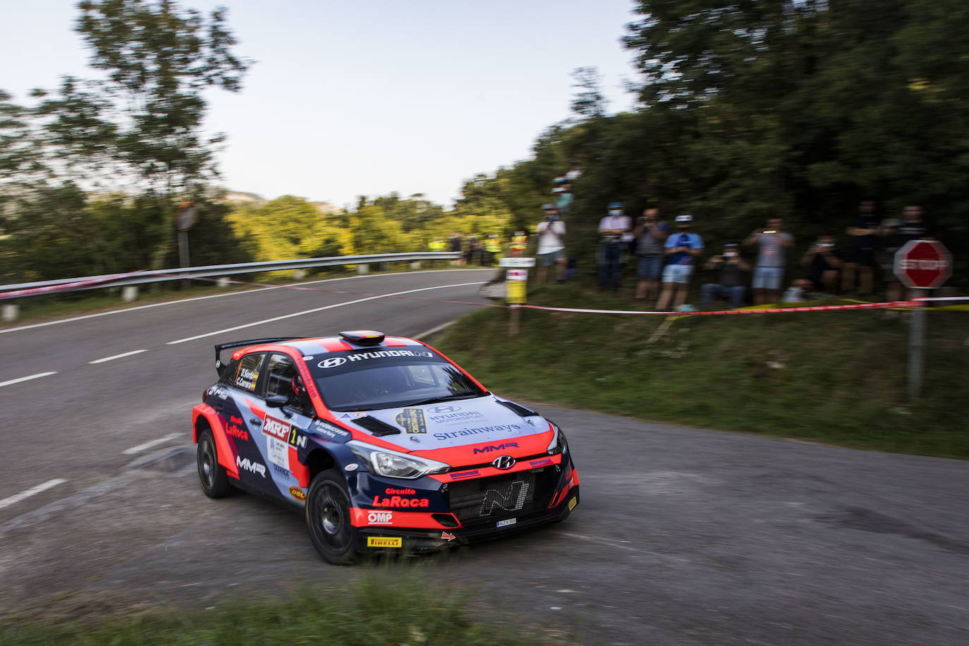 Imagen de archivo de la anterior edición, en la los ganadores, Sordo y Carrera, toman una curva en uno de los tramos del rally.