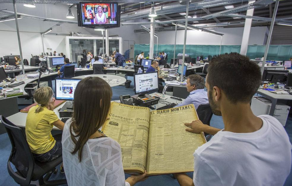 La nueva redacción. El Diario Montañés estrenó su nueva sede, en mayo de 2015, en la Avenida Parayas. Se trata de unas modernas instalaciones acordes con los nuevos tiempos, que cuentan con una redacción diáfana en la que ya está totalmente integrada la versión digital con la tradicional del papel. 