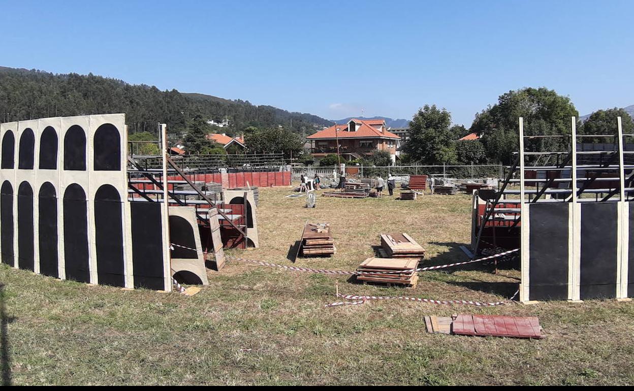 Montaje del gran anfiteatro que servirá este año como escenario de todas las escenificaciones de las Guerras Cántabras de Los Corrales. 