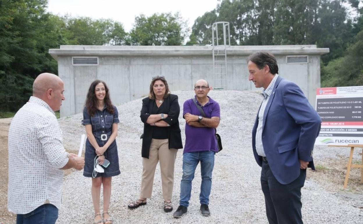 El consejero visitó con el alcalde el nuevo depósito de Sierra Elsa, en Cartes.