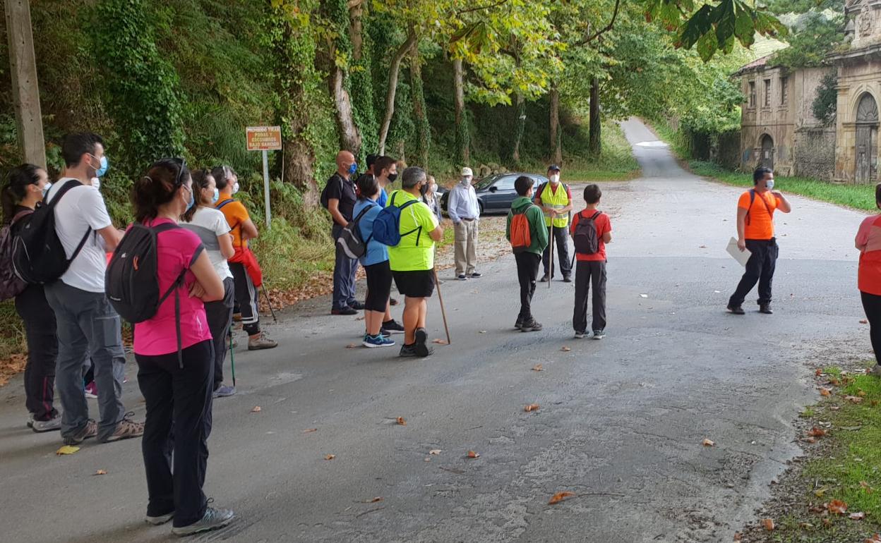 Senderistas en una de las rutas celebradas en 2020 por Piélagos.