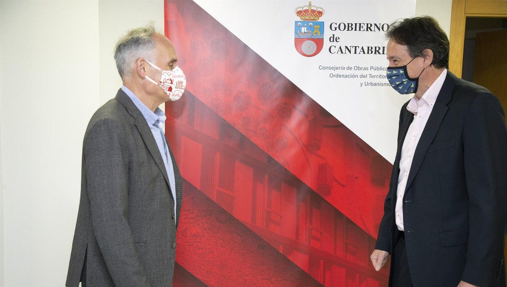 Imagen de archivo del alcalde de Soba, Julián Fuentecilla (izquierda) junto al consejero de Obras Públicas, Gochicoa. 