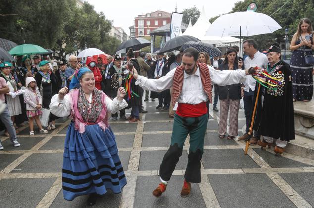 Los primeros asistentes a la feria aprovecharon para probar las especialidades