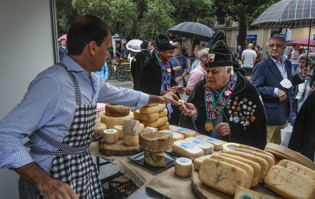 Los primeros asistentes a la feria aprovecharon para probar las especialidades