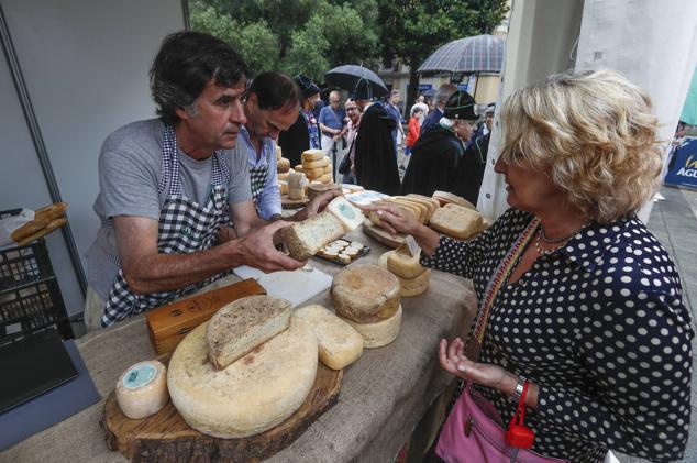 Los primeros asistentes a la feria aprovecharon para probar las especialidades