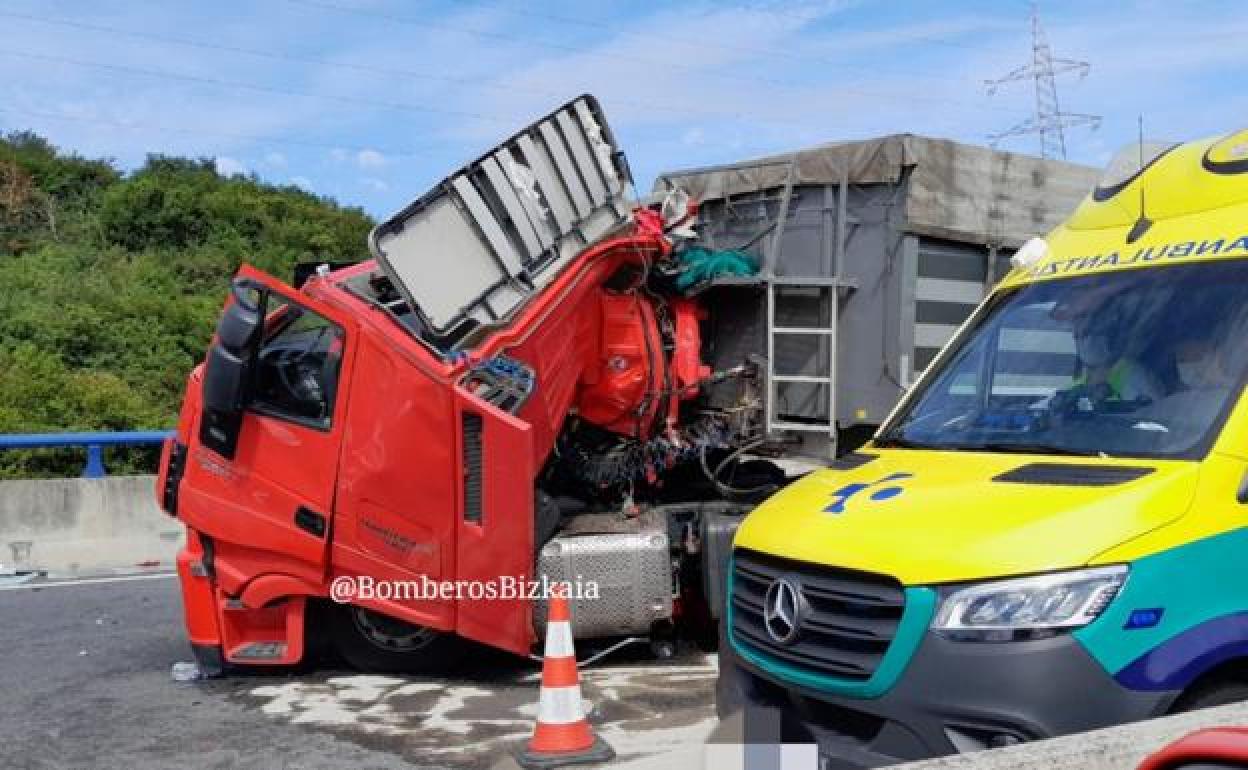 Uno de los camiones accidentados este viernes en la Supersur . / @BOMBEROSBIZKAIA