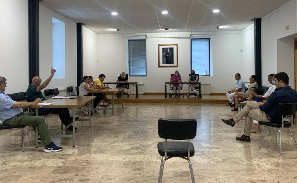 El concejal de Izquierda Unida se queda sólo en la votación en contra de la sesión anterior 