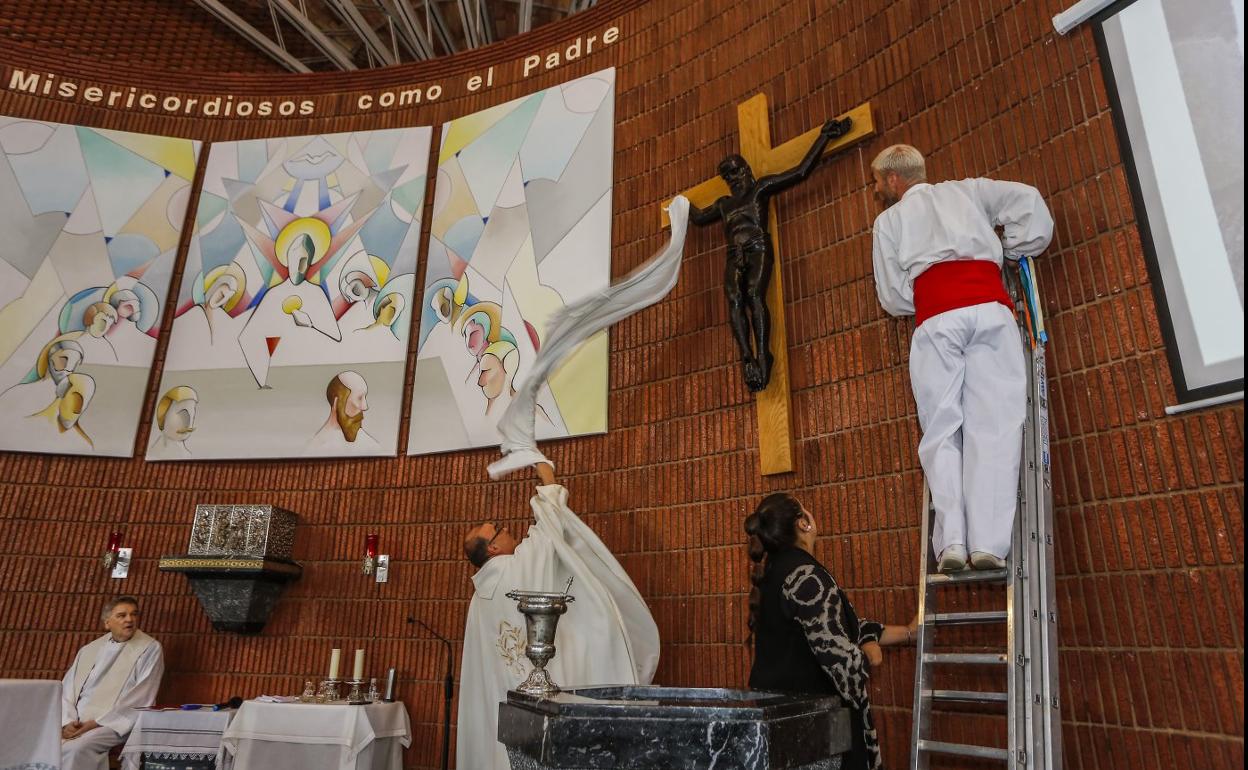 El párroco de Tanos, Jesús Casanueva, descubre la imagen del Cristo en el altar mayor de la iglesia. 
