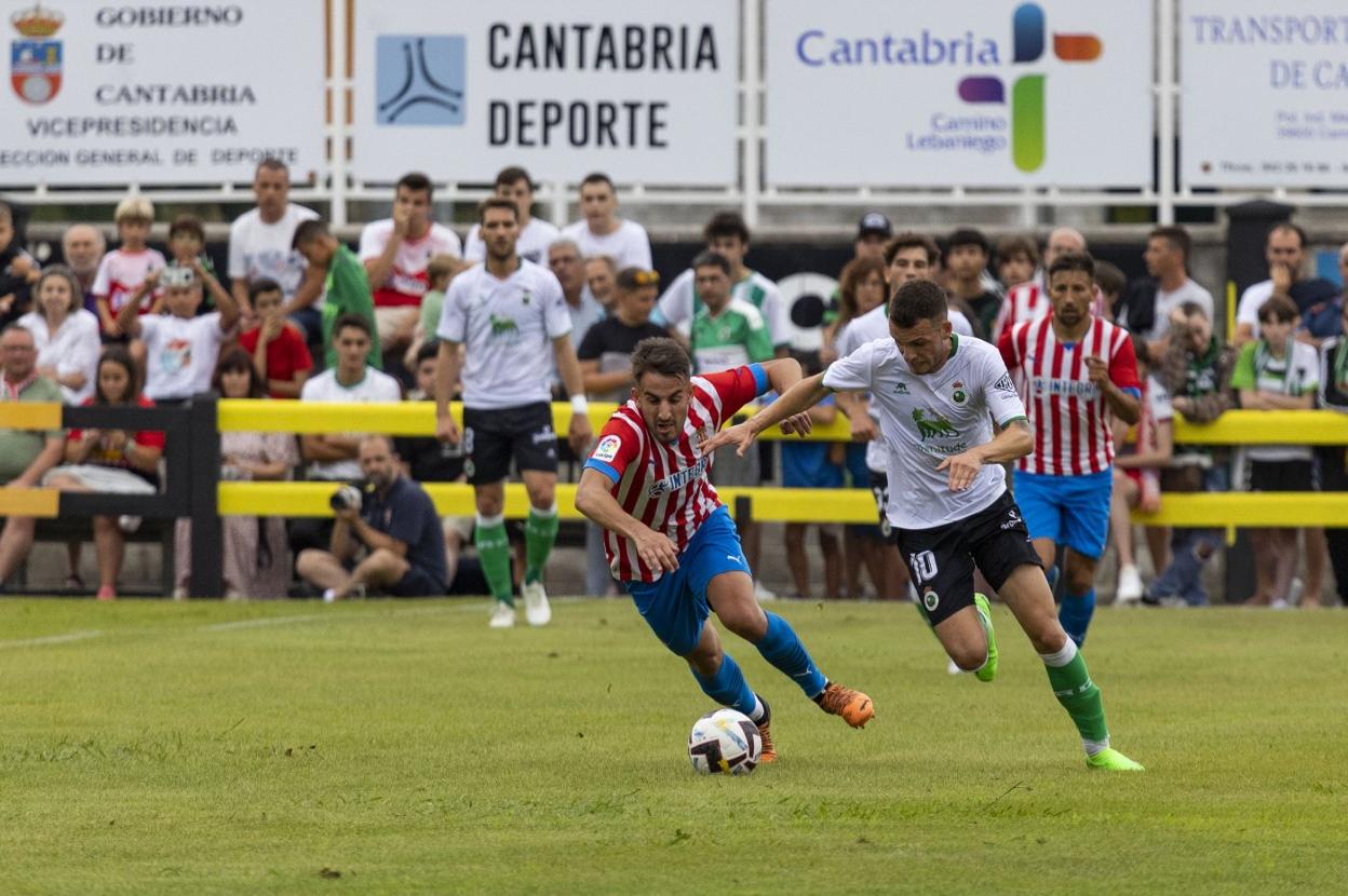 Íñigo Vicente pelea por el balón con un jugador del Sporting en el encuentro que se disputó en Sarón y que ganaron los asturianos por 0-1. 