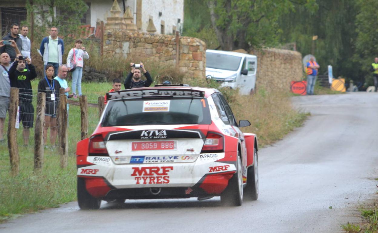 El Skoda Fabia de Llarena y Fernández, en un tramo.