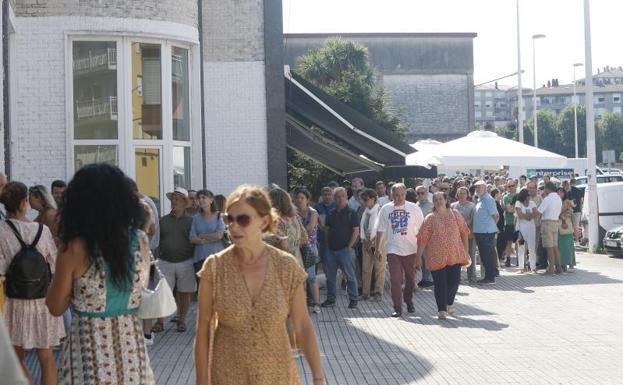 Los visitantes a la Feria han tenido que esperar a las puertas del recinto hasta que la Policía Nacional ha terminado de recoger huellas. 