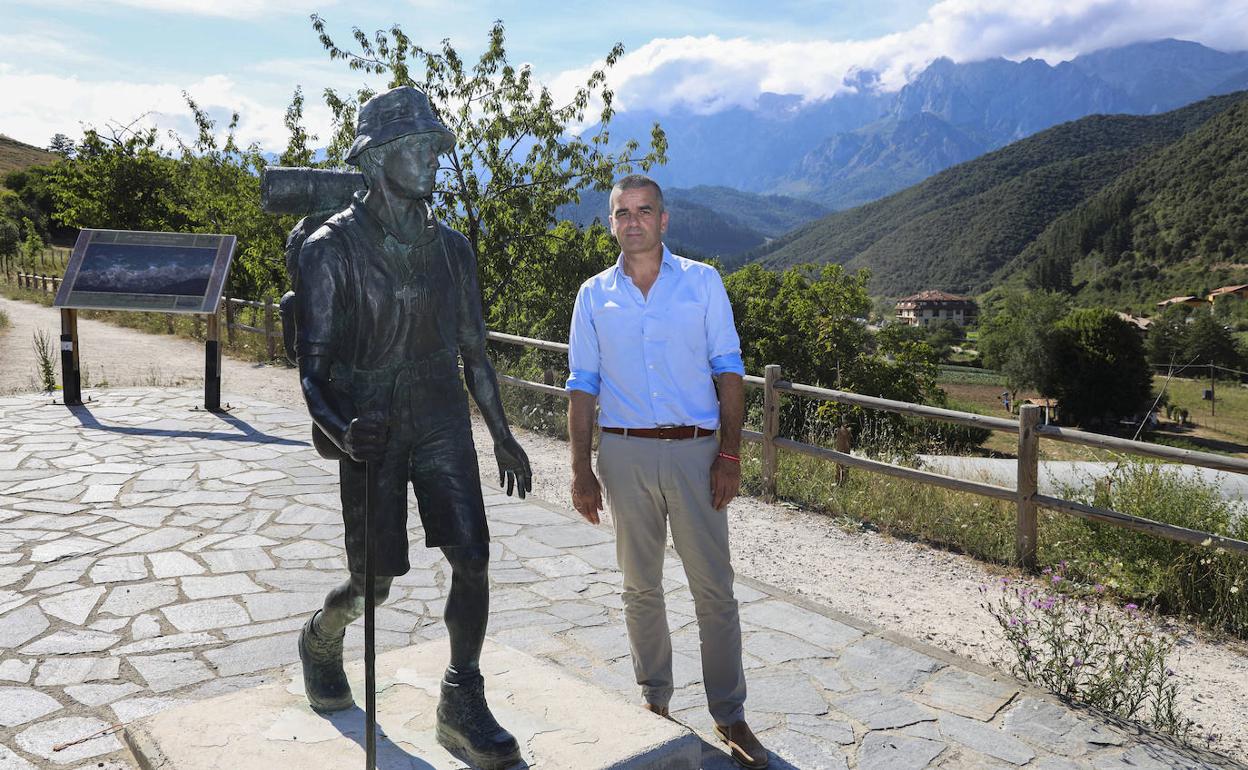 Manuel Bahillo, junto a la escultura en homenaje al peregrino en el Camino Lebaniego.