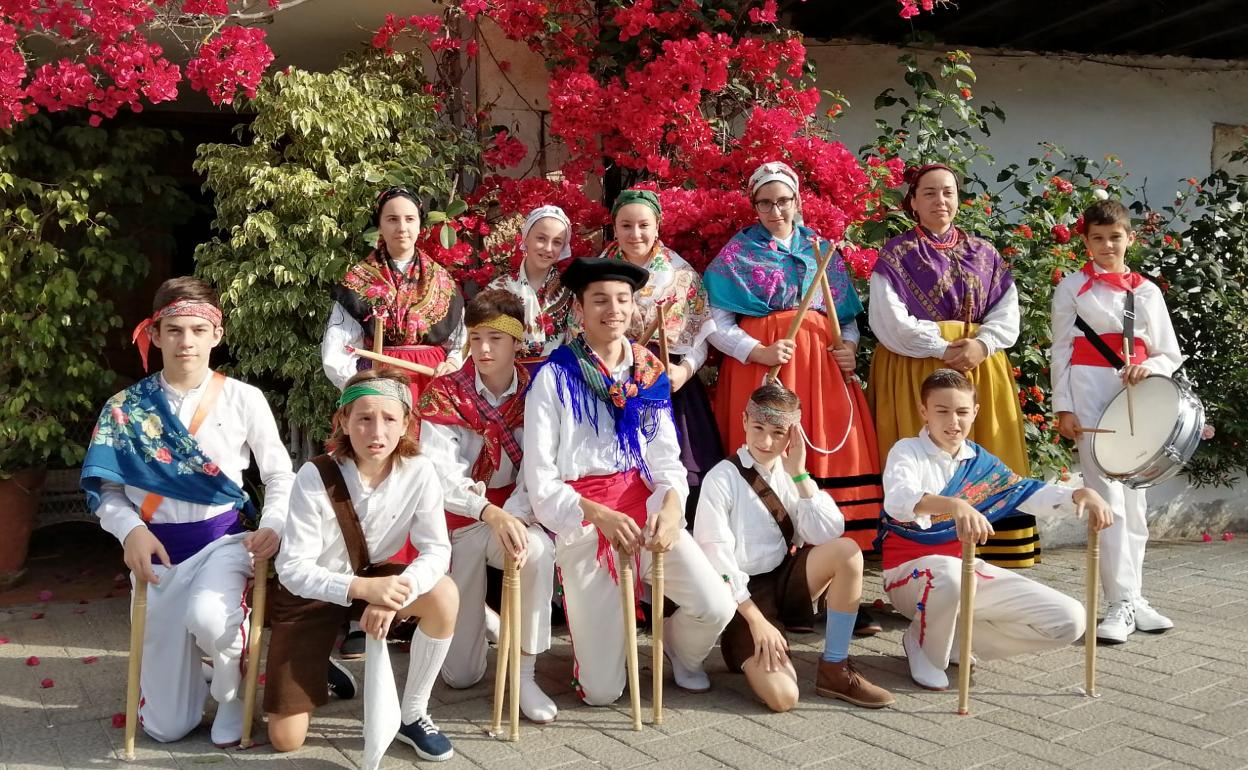 Algunos de los danzantes más jóvenes de Solares 