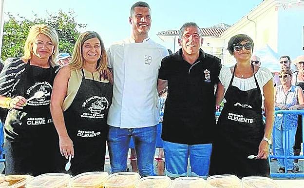 Sáenz de Buruaga, junto al chef Miguel Cobo en el marmite de Argoños. 