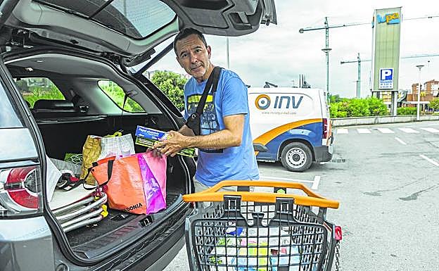 Jorge Martín llena el maletero tras hacer la compra en el Lupa de la S-20.