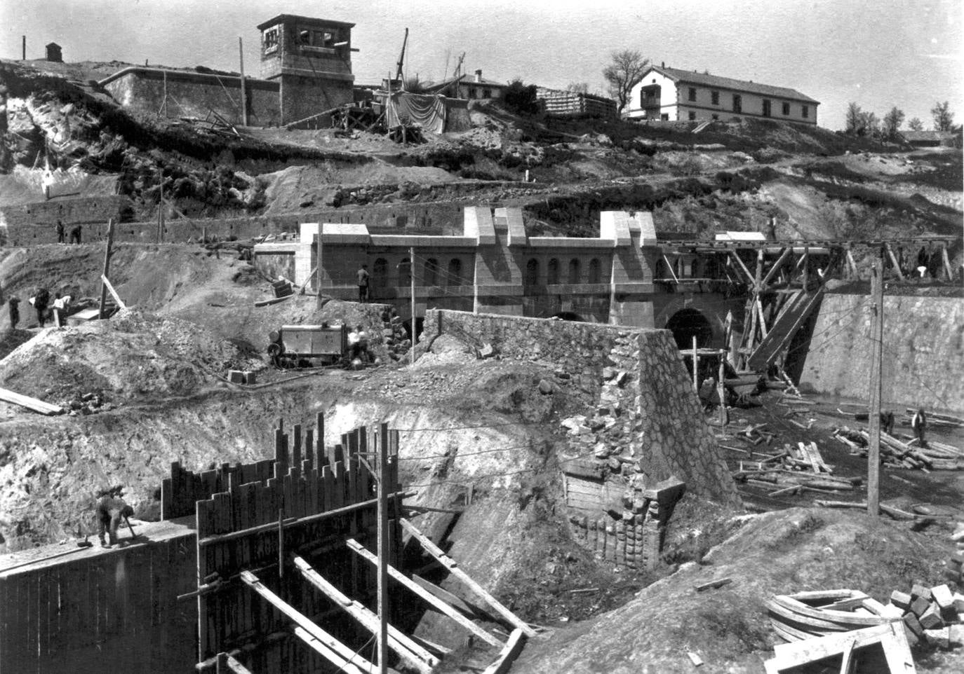 resa de Arroyo.En la fotografía, un momento de la construcción de la presa en la que participaron 258 presos. 