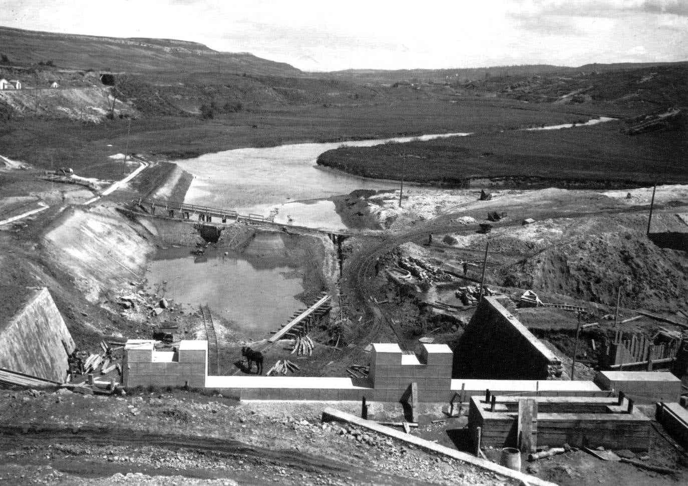 El agua del Ebro se comenzó a embalsar en el año 1947. 