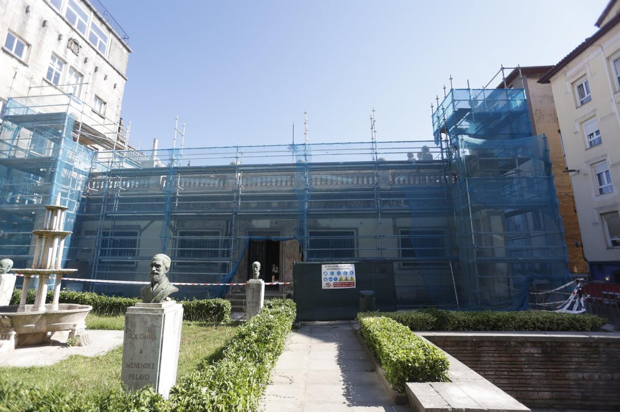 La fachada de la biblioteca sigue cubierta por los andamios tres meses después de la parálisis de las obras. 