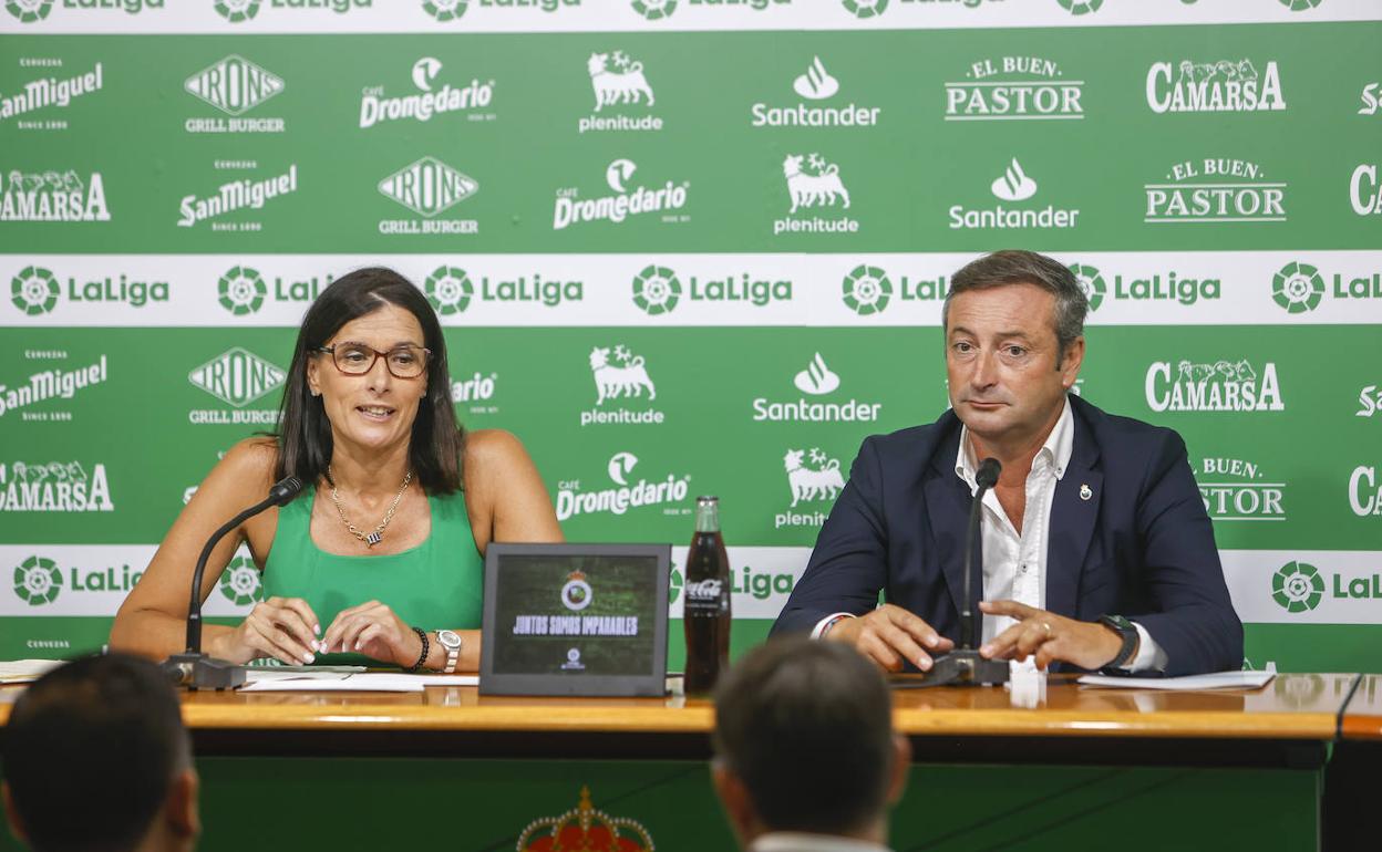 La alcaldesa de Santander, Gema Igual, y el presidente del racing, Alfredo Pérez, esta mañana en los Campos de Sport. 