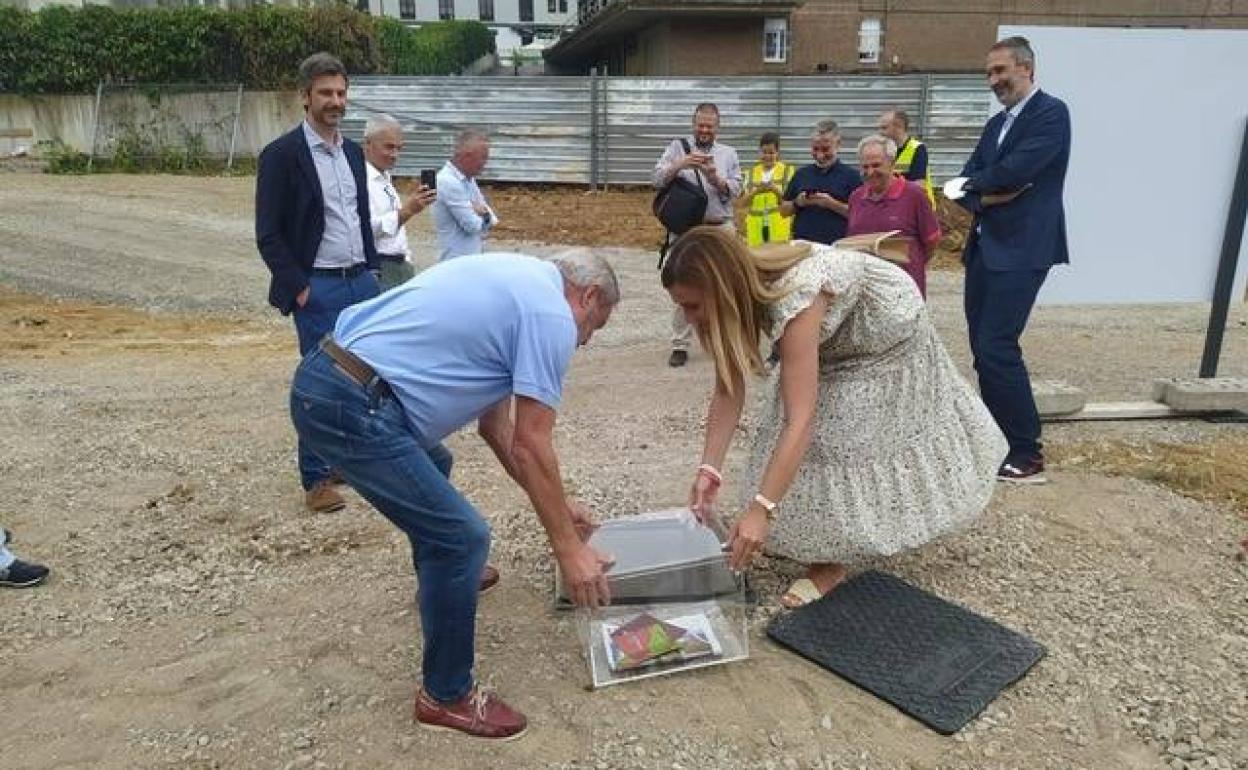 En el acto se enterró una urna a modo de cápsula del tiempo en el Solar donde se levantará el geriátrico 