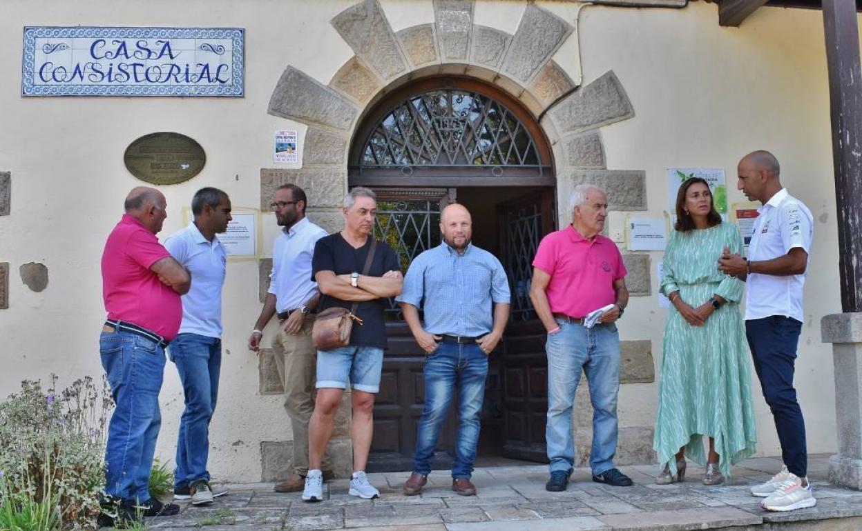 Presentación de la quedada en el Ayuntamiento de Bárcena de Pie de Concha.