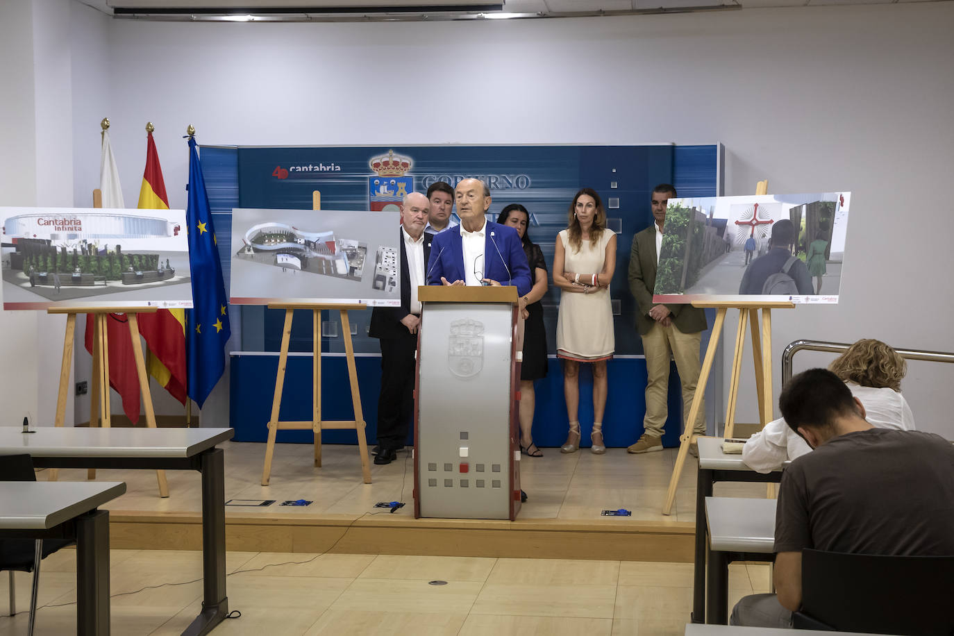 Marcano, junto a algunas de las infografias del estand de Cantabria