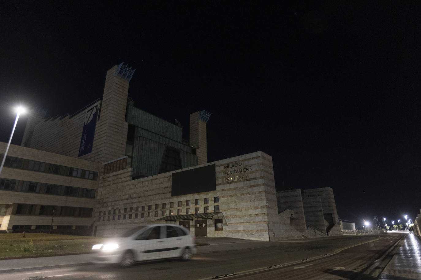 Fotos: Edificios emblemáticos de Santander, tras la entrada en vigor del Plan de Ahorro Energético