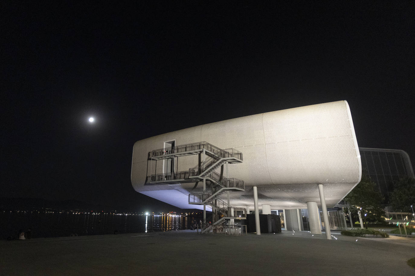 Fotos: Edificios emblemáticos de Santander, tras la entrada en vigor del Plan de Ahorro Energético