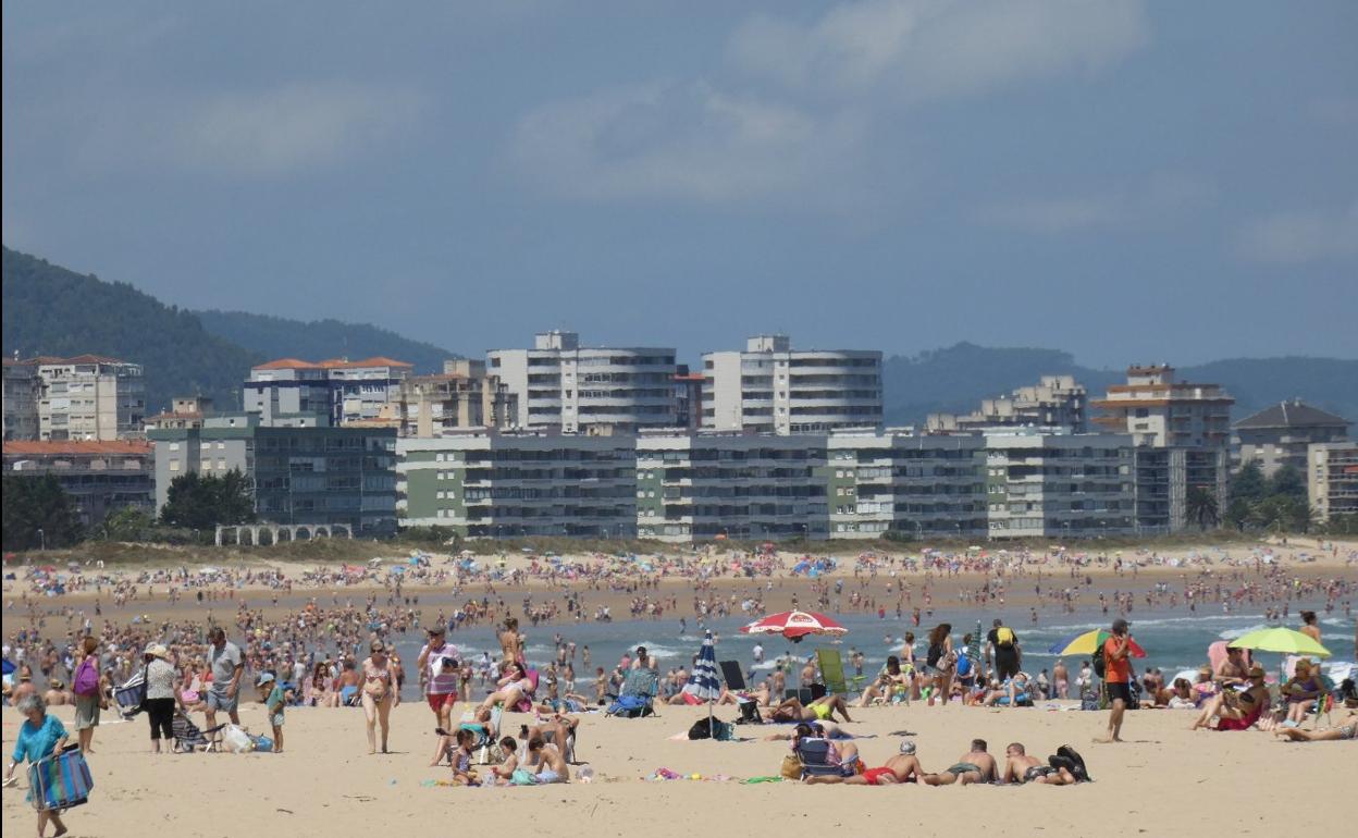 Las quejas por el deficiente estado de limpieza de la playa han sido constantes durante lo que va de verano..