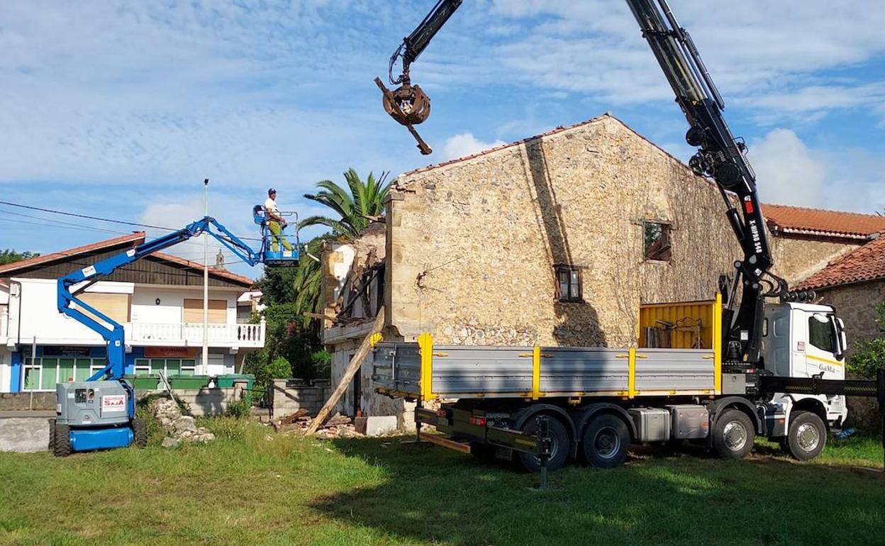 Labores de derribo ya iniciadas en el inmueble ruinoso de Villanueva 