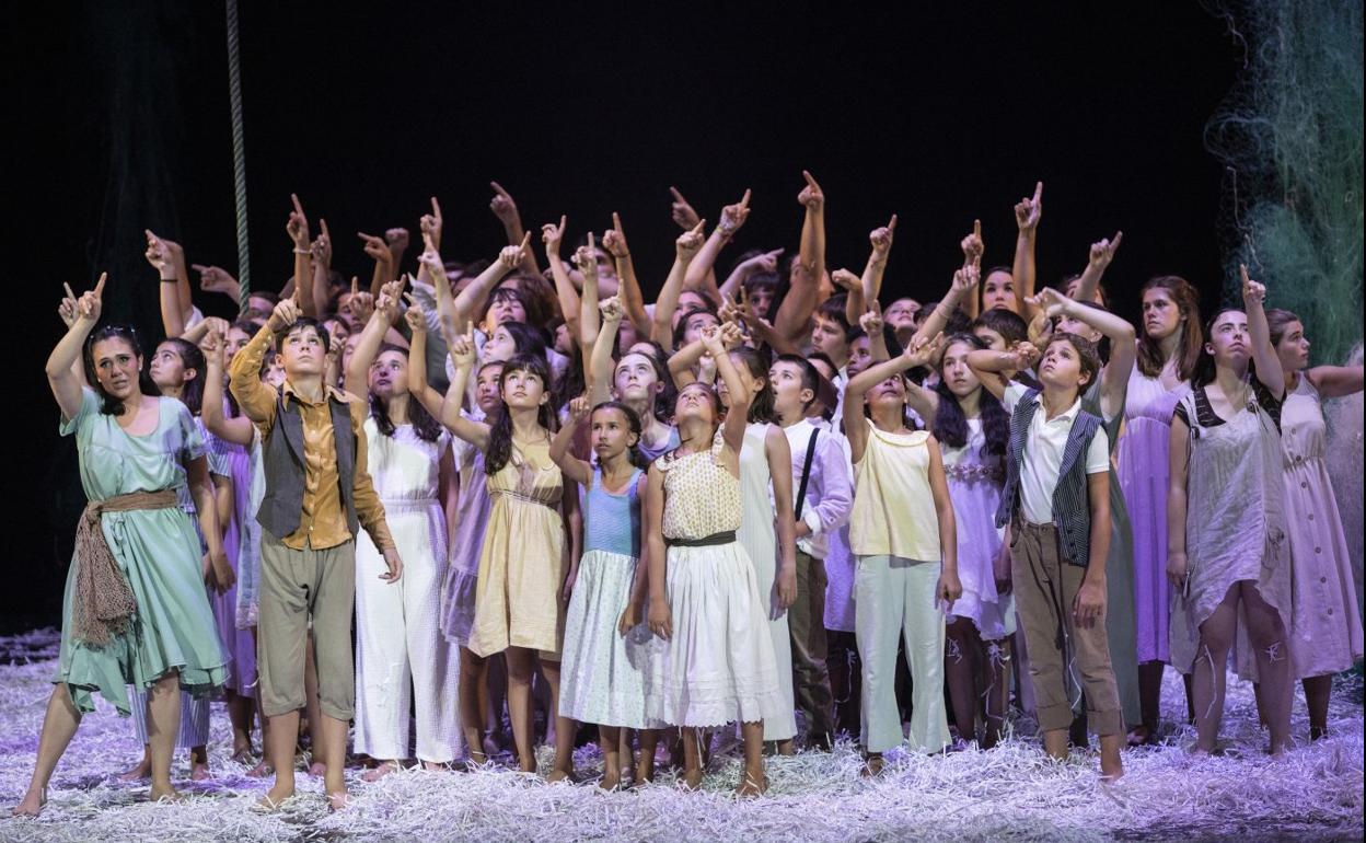 Los jóvenes coristas, el pasado lunes en el Teatro Victoria Eugenia de San Sebastián, en una de las escenas de la obra.