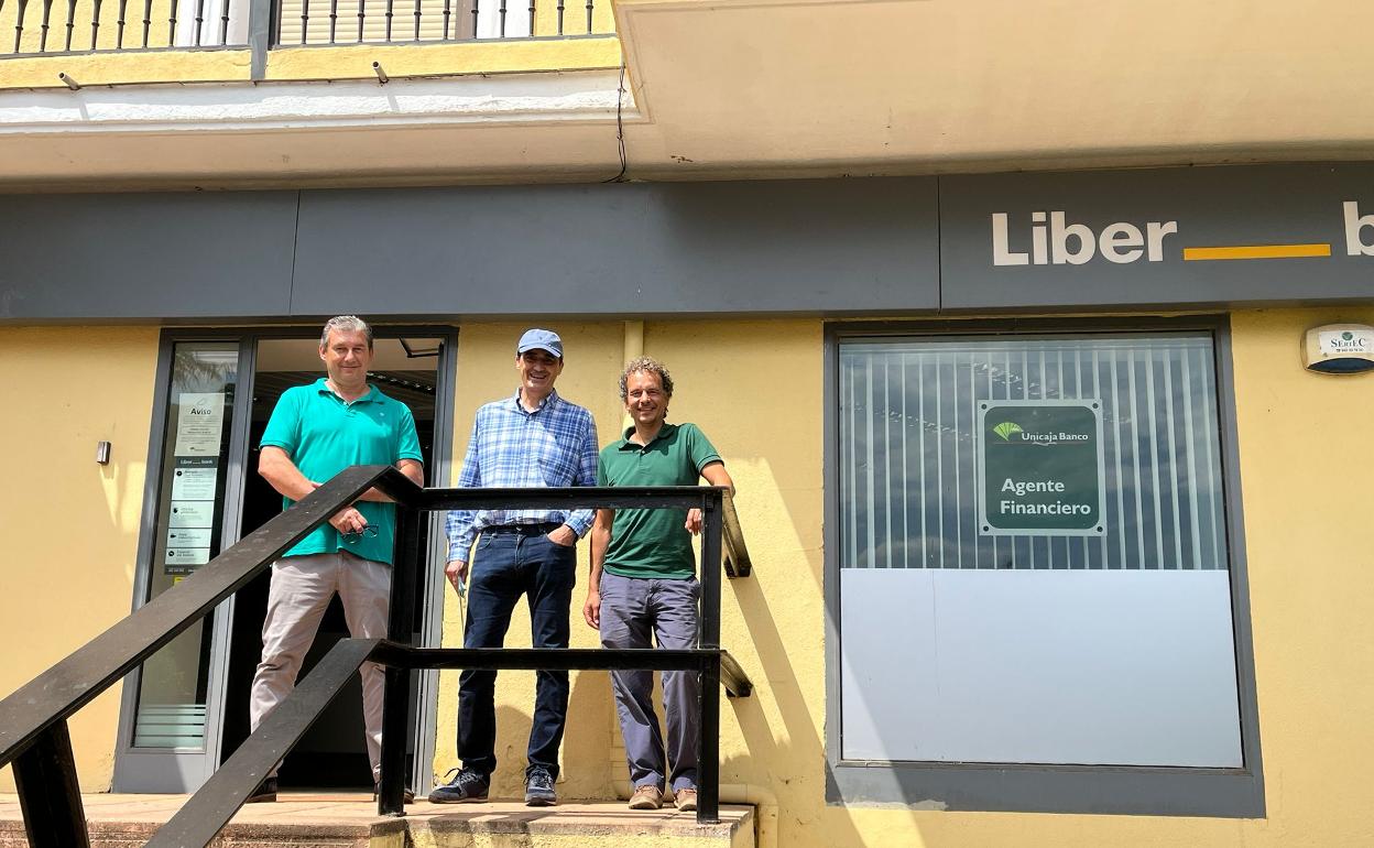 A la izquierda, el agente financiero, Ricardo Herrero, junto al alcalde, Enrique Bretones y el director de agentes, Íñigo Bruña. 
