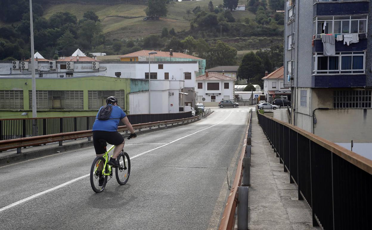 Los vecinos se quejan especialmente de la estrechez de las aceras (0,80 metros). l