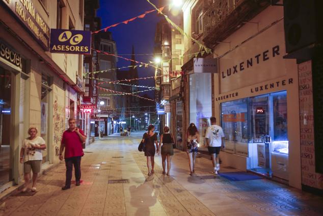 En la calle Consolación de Torrelavega, algunos escaparates han apagado y otros han buscado fórmulas intermedias.