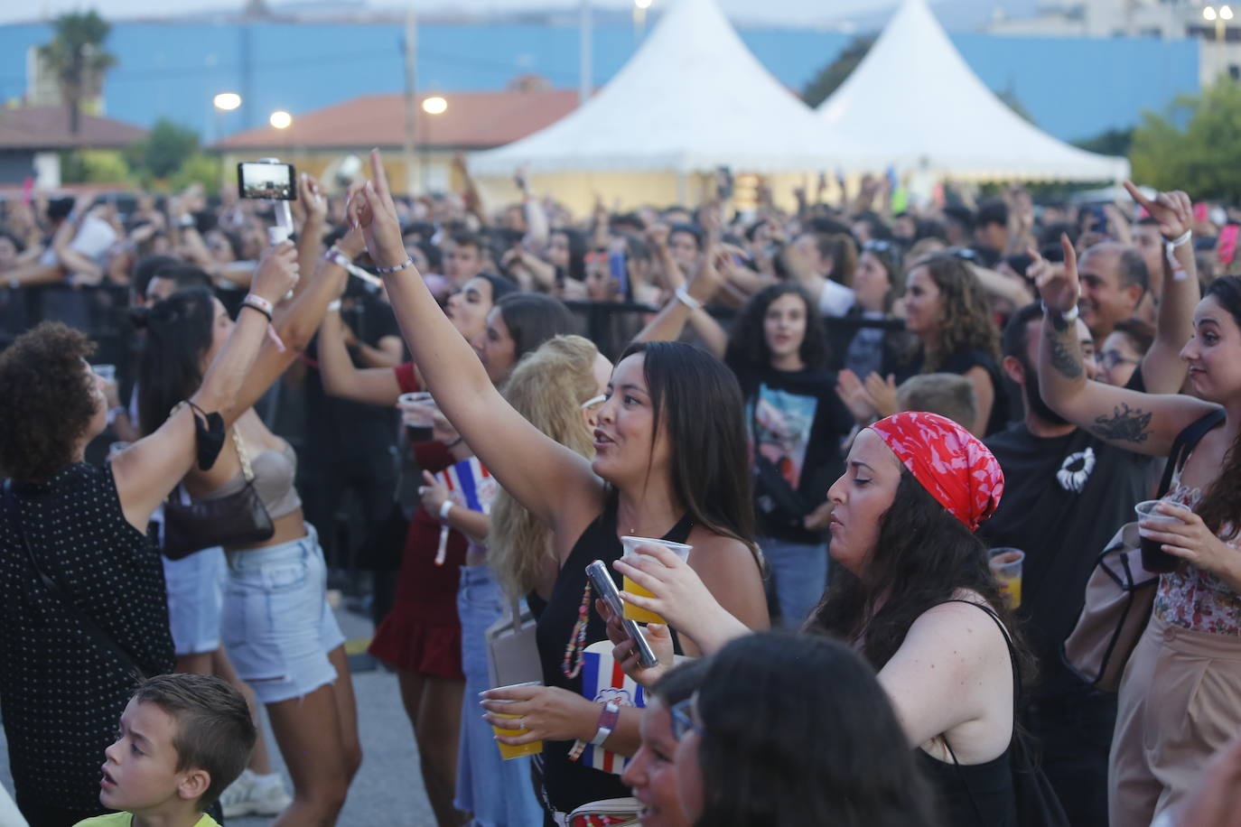 Las mejores imágenes de los artistas que este jueves protagonizaron la primera jornada del festival Vive la Feria de Torrelavega. Omar Montes puso el broche de oro a una noche en la que también pisaron el escenario Robledo, Danny Romero y el grupo Lérica.