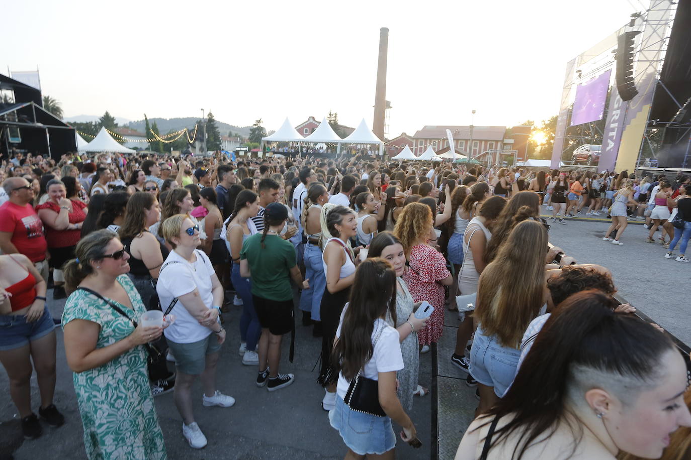 Las mejores imágenes de los artistas que este jueves protagonizaron la primera jornada del festival Vive la Feria de Torrelavega. Omar Montes puso el broche de oro a una noche en la que también pisaron el escenario Robledo, Danny Romero y el grupo Lérica.