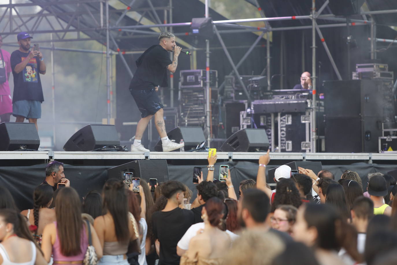 Las mejores imágenes de los artistas que este jueves protagonizaron la primera jornada del festival Vive la Feria de Torrelavega. Omar Montes puso el broche de oro a una noche en la que también pisaron el escenario Robledo, Danny Romero y el grupo Lérica.