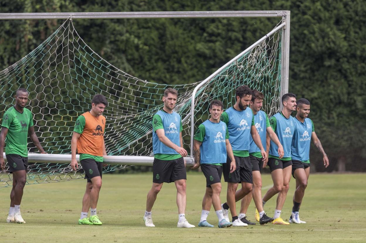 Aldasoro, Tienza, Alfon, Germán, Saúl, Arturo Molina y Juergen cargan con una portería en la sesión del miércoles. 