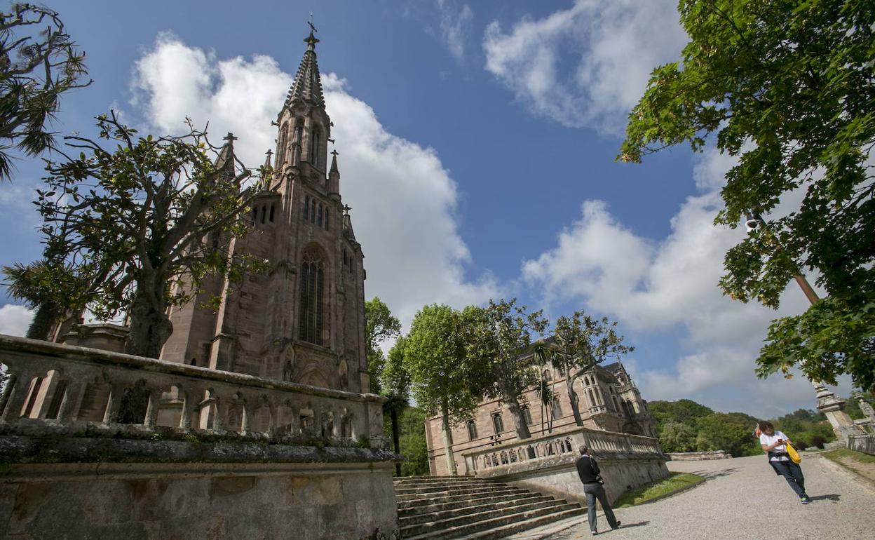 Licitadas las obras de restauración de las fachadas de la Capilla-Panteón de Sobrellano