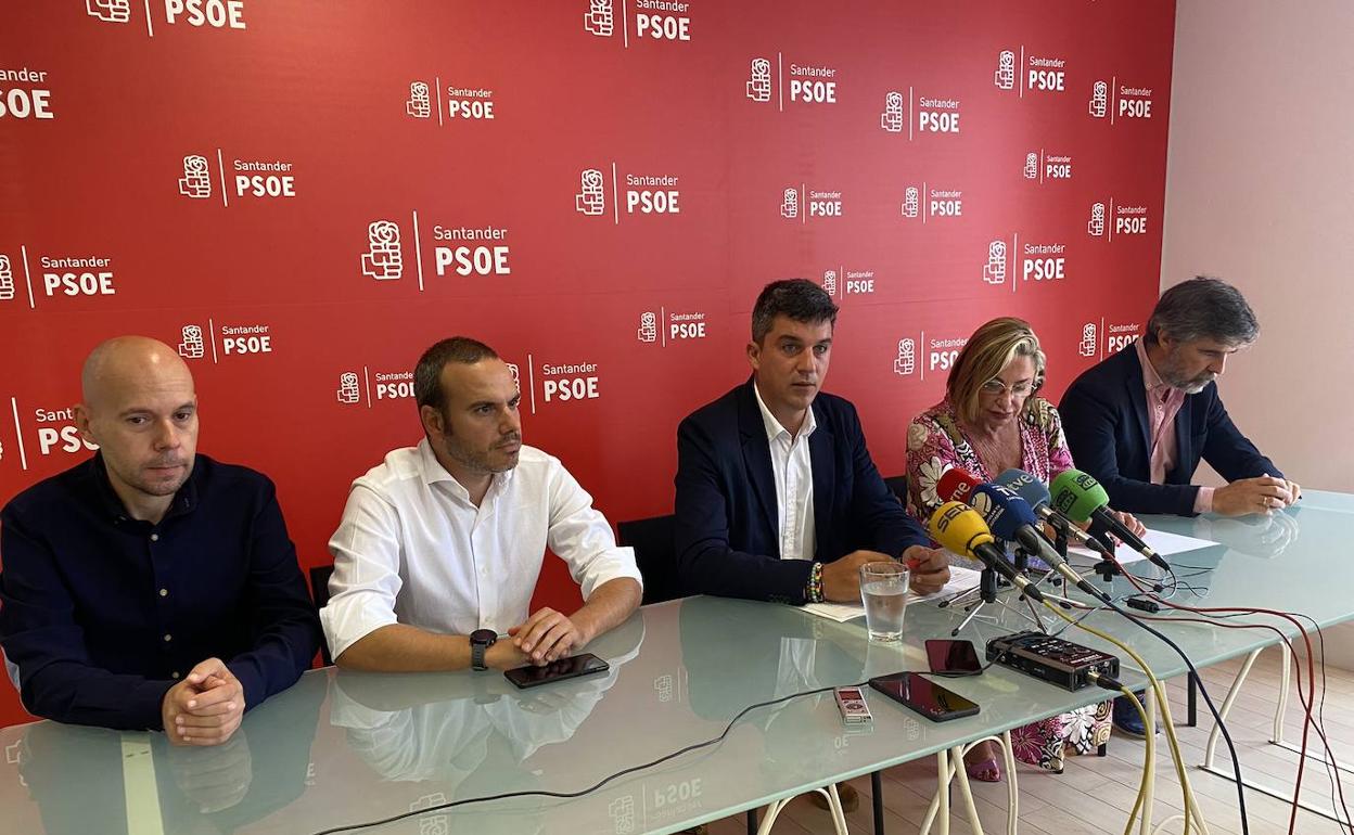 El portavoz socialista, Daniel Fernández, junto a los concejales Mario Brígido, Néstor Serrano, Concha G. González y Javier González de Riancho en la rueda de prensa de esta mañana. 