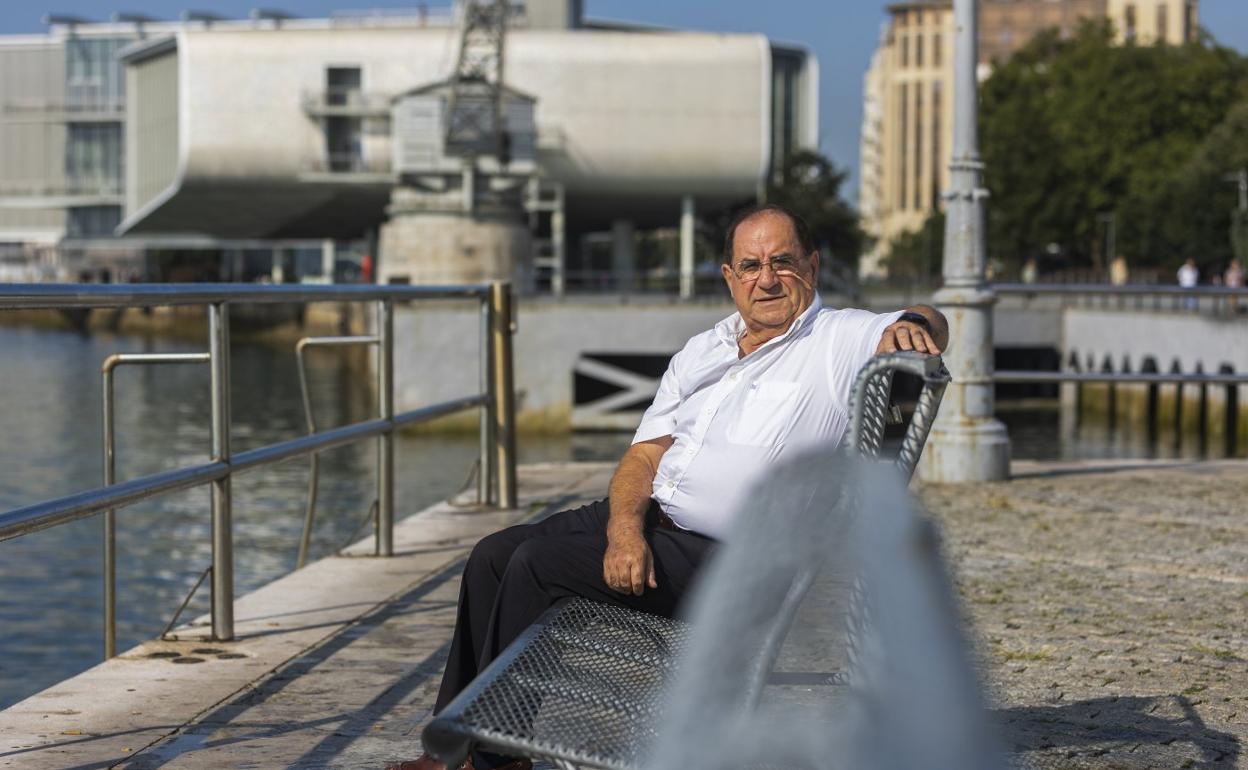 Martínez Teja, en uno de los bancos del Palacete, con la bahía al frente y la Grúa de Piedra a su espalda