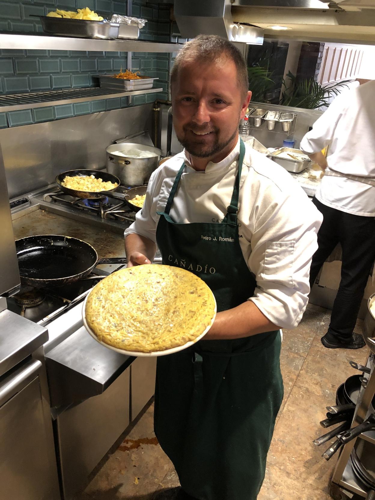 Pedro J. Román, con la tortilla campeona de España. 