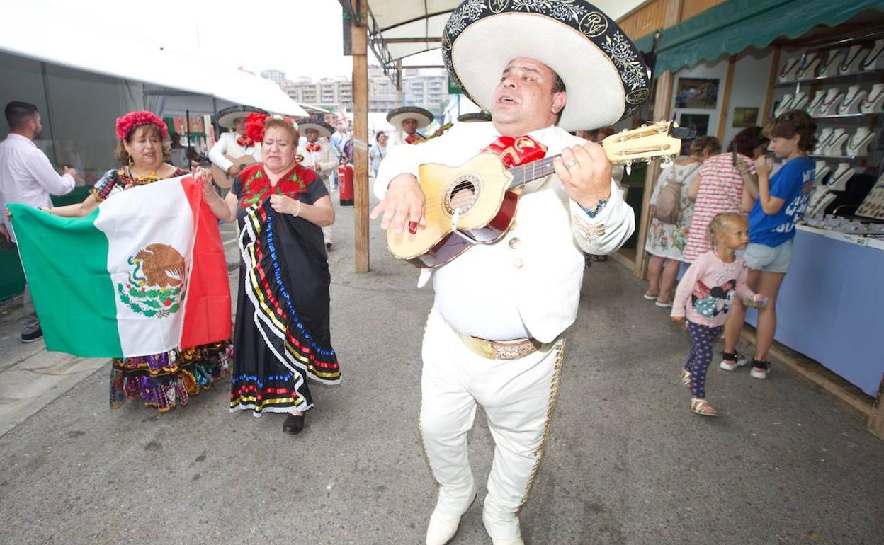 Mariachis estrenan el recinto cantando 'Cielito lindo'.