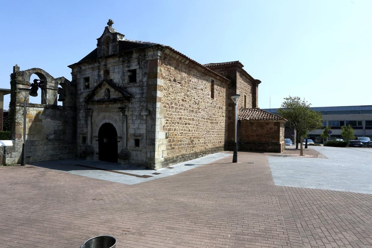 La ermita de Santa Ana está situada en el centro de la localidad de Tanos.