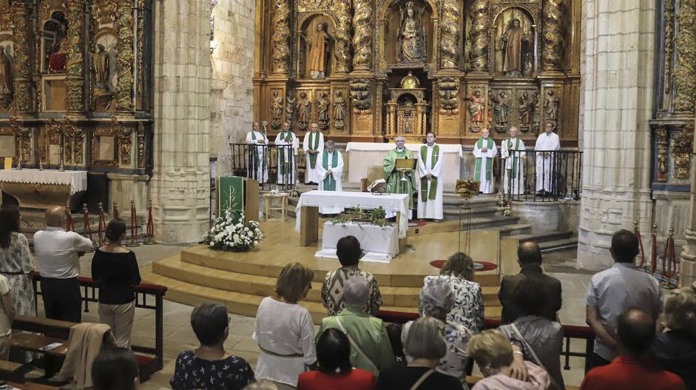 El obispo de Santander ofició la solemne eucaristía de despedida de los Claretianos que tuvo lugar en San Vicente. JOSé GARCÍA