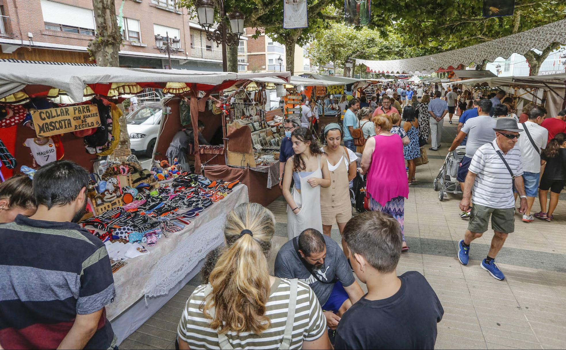 Los visitantes llenan durante toda la jornada las calles del Mercado Renacentista, que incluye una amplia gama de productos y actividades.