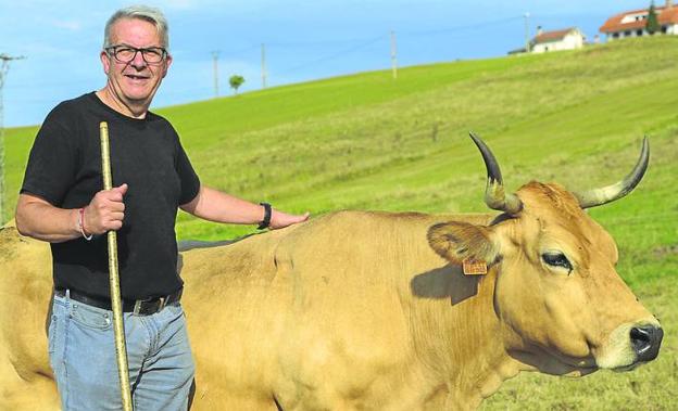 Pérez, acompañado de una asturiana de los valles. 